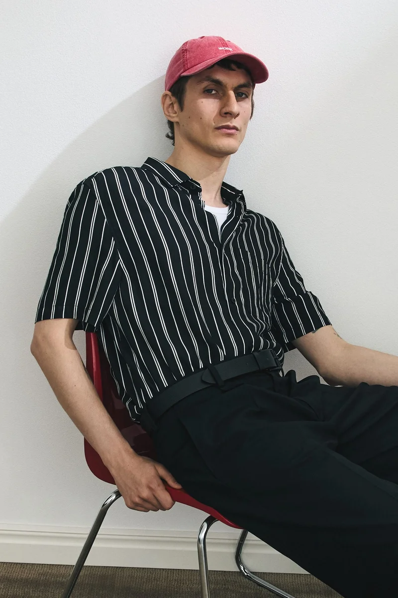 اتش اند ام قميص بأكمام قصيرة بقصّة عادية