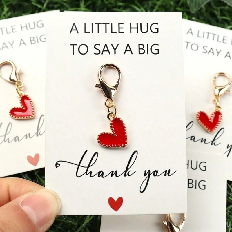 ميدالية مفاتيح صغير بتصميم قلب أحمر – هدية شكر أنيقة