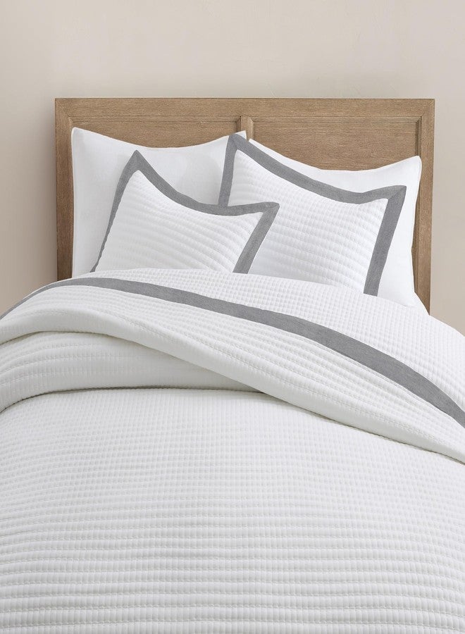Bonlino طقم لحاف بونلينو أبيض مقاس كينج - طقم سرير ريفي ناعم بنمط مخطط، غطاء سرير صيفي خفيف الوزن مع غطاءين للوسائد، مناسب للمنزل طوال العام، بحواف رمادية. - Image 3