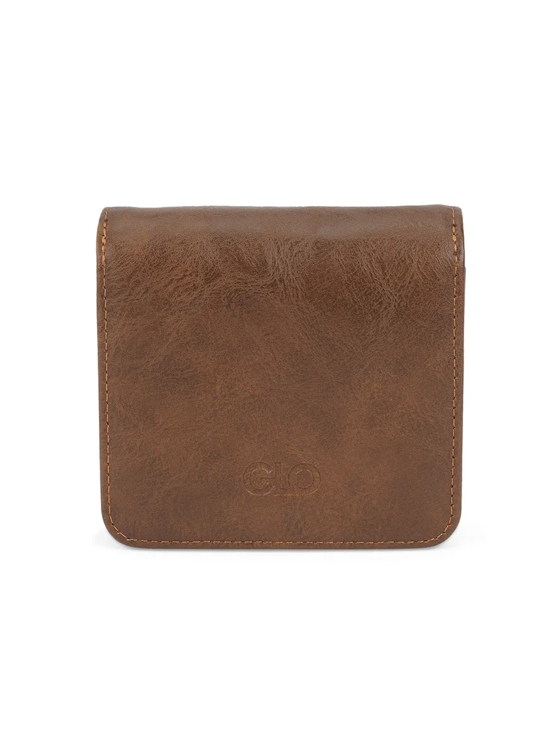 جلو باص حقيبة نسائية مربعة صغيرة من جلوبس بلون بني بنقشة مميزة وقفل ملتوي مع حزام سلسلة قابل للفصل