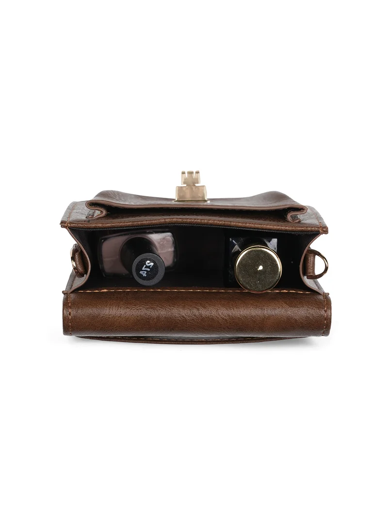 جلو باص حقيبة نسائية مربعة صغيرة من جلوبس بلون بني بنقشة مميزة وقفل ملتوي مع حزام سلسلة قابل للفصل