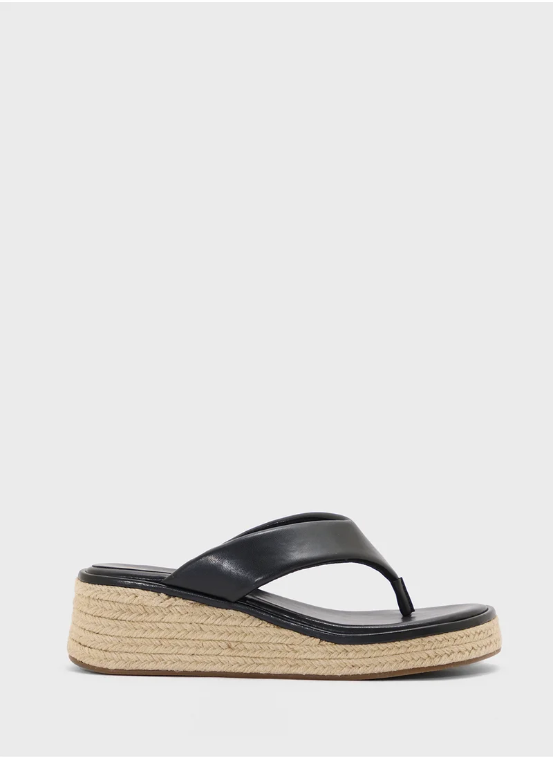 جينجر Thong Detail Mid Wedge Sandal