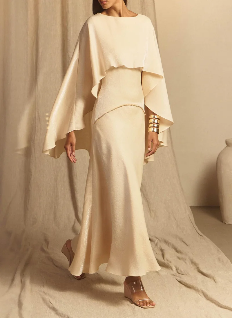 ليتشي فستان ماكسي مزخرف بنقشة مميزة مع كاب وزينة من أحجار الراين