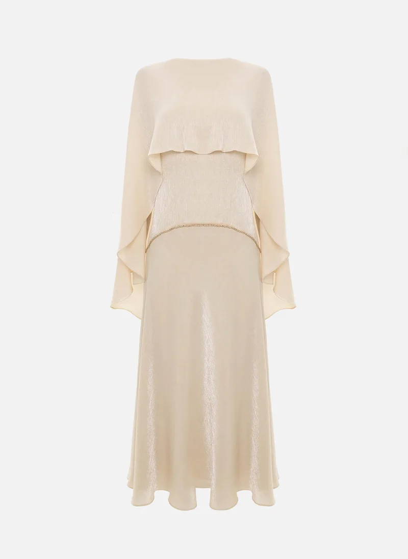 ليتشي فستان ماكسي مزخرف بنقشة مميزة مع كاب وزينة من أحجار الراين
