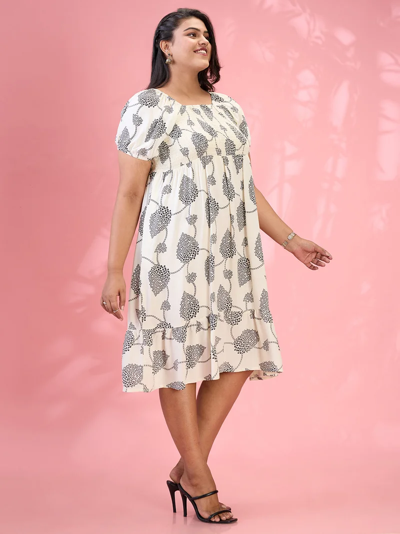 جلو باص فستان ميدي نسائي أبيض بياقة مربعة وأكمام منفوشة وطبعات زهور وخصر مزموم وتنانير متدرجة بمقاس كبير