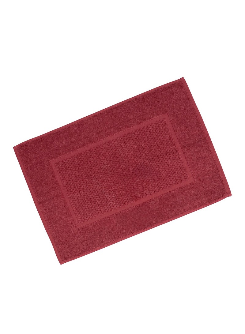 More cottons  سجادة حمام قرص العسل 950 جرامًا للمتر المربعStep onto pure bliss as the Honeycomb bath mat gently hugs your legs, making you feel like royalty after every shower. The Honeycomb Bath Mat is designed to pamper your feet with its velvety softness. It's like stepping onto a cloud, as the plush texture delicately wraps around your legs, providing an exquisite sensory experience. Ultra soft with its generous weight (950 gr/m2)  Details:  Really soft and absorbent thanks to its long cotton loops  Ultra soft with its generous weight (950 gr/m2)  Exceptional finishes and a neat design that matches our honeycomb towels  Generous dimensions and suitable for all bathrooms  Size: 50x70 