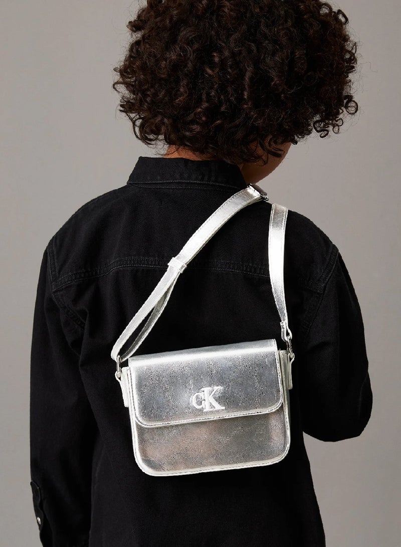 كالفن كلاين جينز شنطة كروس مزينة بشعار كلفن كلاين للجنسين - Image 3