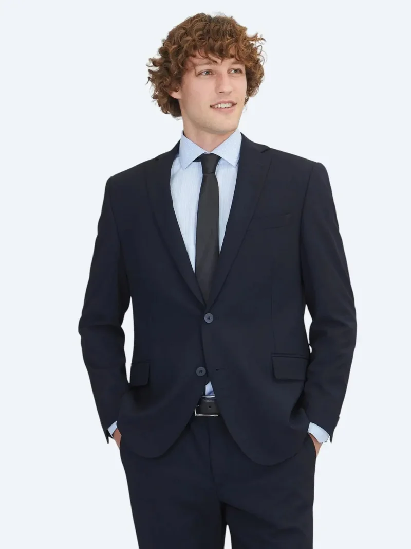 كيب بدلة زرقاء داكنة بقصة عادية قصيرة