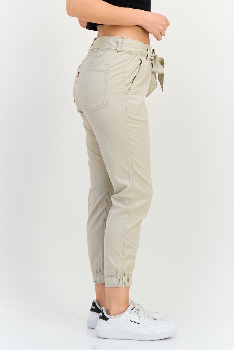 Levi's سروال جوجر عادي بحزام للنساء، تان - Image 4