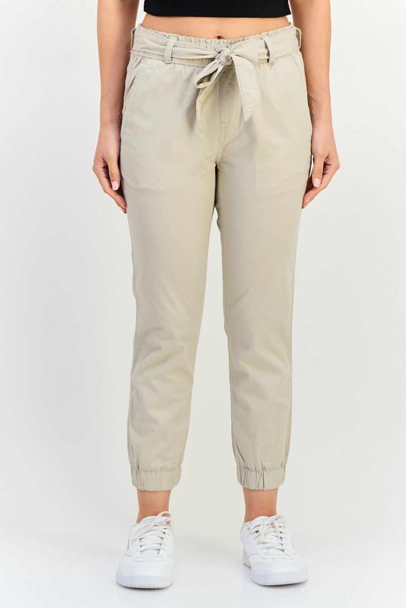 Levi's سروال جوجر عادي بحزام للنساء، تان - Image 1