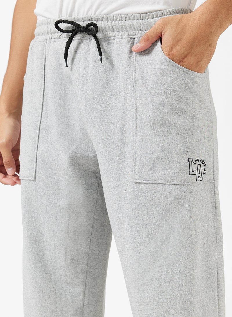 سفنتي فايف بيسيكس بنطلون رياضي بطبعة نصية وحافة مفتوحة - Image 4