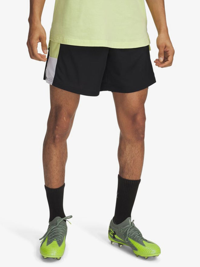 UNDER ARMOUR شورتات تحت الدرع للرجال باللون الأسود بطول 7 إنش - Image 2