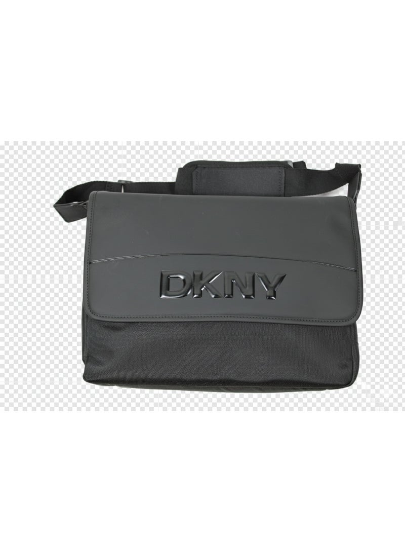 دكني حقيبة كروس بودي رجالية من دي كيه إن واي بشعار بارز وحزام قابل للتعديل - أسود - Image 1