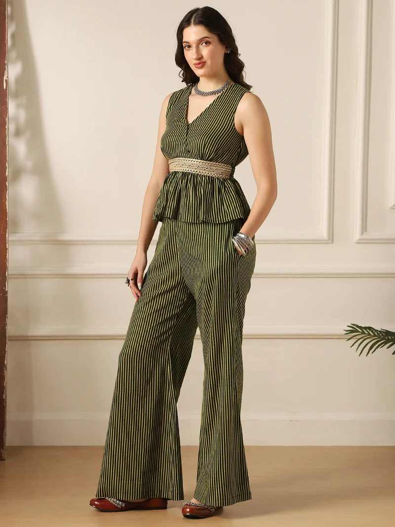 جلو باص طقم نسائي بلوزة بيبلوم وبنطلون واسع بأكمام واسعة مخطط ومطرز باللون الزيتوني بياقة على شكل حرف