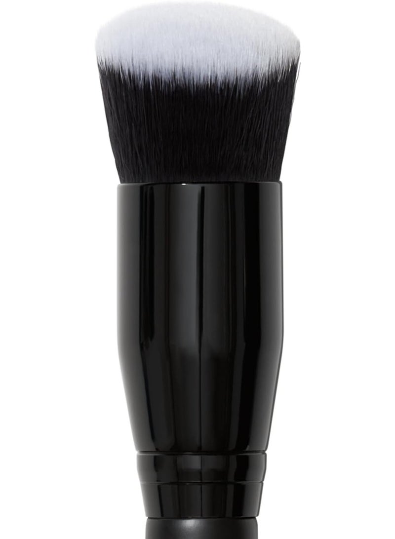 إلف فرشاة أحمر الخدود السائل كامو من إيلف، فرشاة أحمر خدود بزاوية مثالية لوضع ومزج الألوان على الخدود، شعيرات ناعمة وكثيفة، نباتية وخالية من القسوة - Image 2