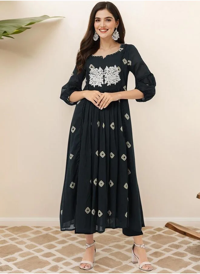 ISHIN Palazzo Women Bottle Green Cotton Kurta Set with Embroidered pattern Tunic and Palazzo features a Round neckline and Three-Fourth Sleeve secured with Elastic closure and styled in Straight Fit ideal for Festive moments — perfect for fashion-forward occasions.