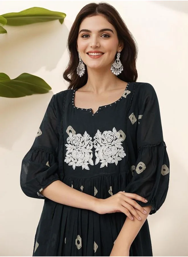 ISHIN Palazzo Women Bottle Green Cotton Kurta Set with Embroidered pattern Tunic and Palazzo features a Round neckline and Three-Fourth Sleeve secured with Elastic closure and styled in Straight Fit ideal for Festive moments — perfect for fashion-forward occasions.