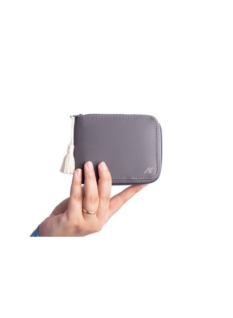 ايه ار سابلاي Ar Bella Wallet من Arij Bags | محفظة حريمي بسوستة بخامة مقاومة للمياه للاستخدام اليومي، تشيل 14 كارت + جيب كاش + جيب سري + نافذة بطاقة + حماية RFID (11 × 9 × 2 سم) (رمادي) - Image 5