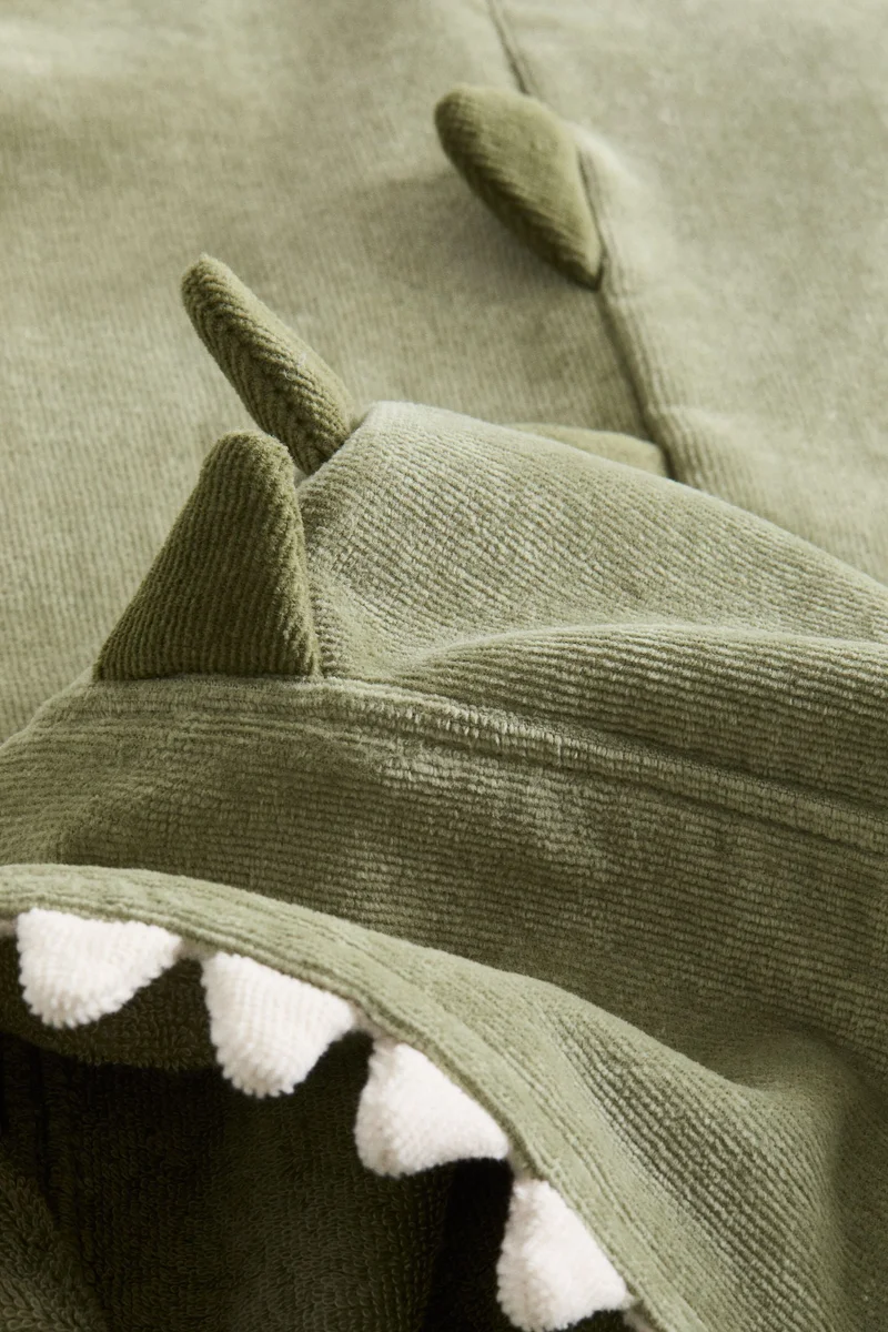 اتش اند ام منشفة بتصميم بونشو