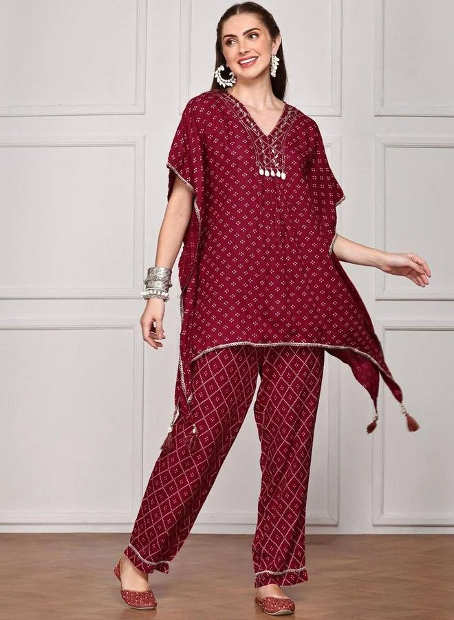 آي شين مجموعة من بنطال وكورتا بنمط قفطان مطبع