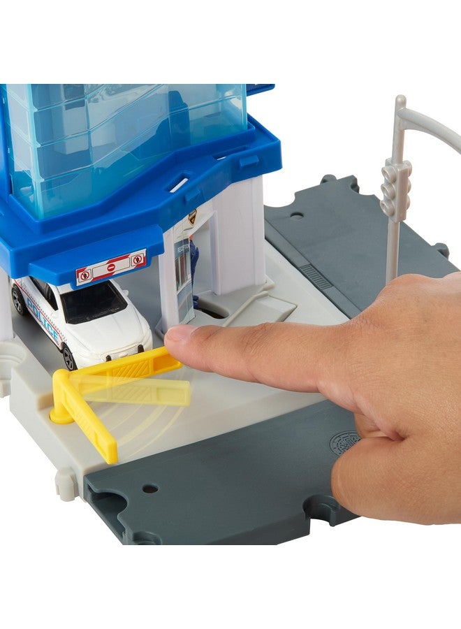 MATCHBOX سيارة لعبة من علبة الثقاب ومجموعة لعب، مركز مرور شرطة السائقين الأبطال مع سيارة شرطة فورد إنترسبتر مقياس 1:64، ميزات تعمل بواسطة الأطفال والسيارات، شخصية متحركة، HRY44 - Image 3