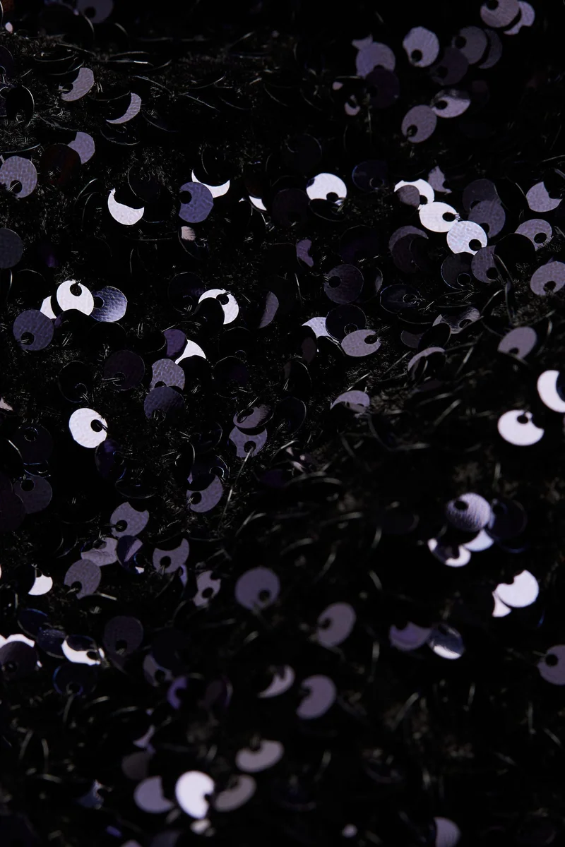 اتش اند ام فستان مزين بالترتر على شكل A