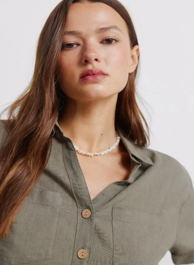 Springfield Linen shirt. Short folded sleeve. V-neck shirt collar. Front buttons. Patch pockets.