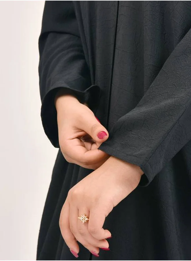 HAWRAA ABAYA A black summer wrap abaya with a simple and practical patterned fabric