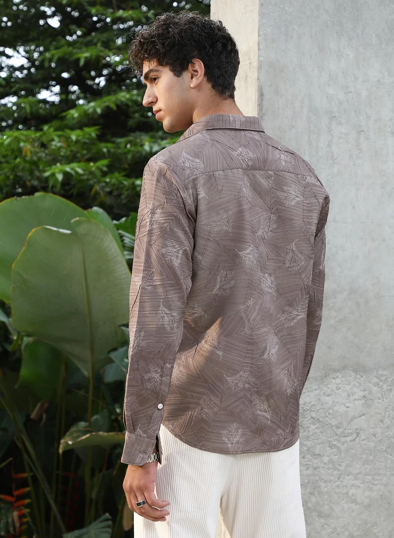 كامبوس سوترا Campus Sutra Men Twig-Imprint Foliage-Tactile Shirt | Textured Tropical Print With Spread Collar & Full Sleeve | Polyester Blend Crinkled Fabric | Regular Fit For Club & Casual Wear | Moon Grey