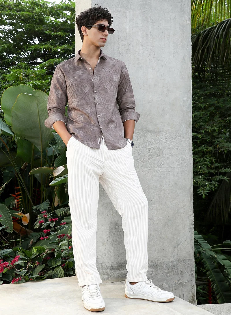 كامبوس سوترا Campus Sutra Men Twig-Imprint Foliage-Tactile Shirt | Textured Tropical Print With Spread Collar & Full Sleeve | Polyester Blend Crinkled Fabric | Regular Fit For Club & Casual Wear | Moon Grey