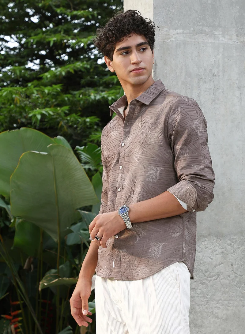كامبوس سوترا Campus Sutra Men Twig-Imprint Foliage-Tactile Shirt | Textured Tropical Print With Spread Collar & Full Sleeve | Polyester Blend Crinkled Fabric | Regular Fit For Club & Casual Wear | Moon Grey