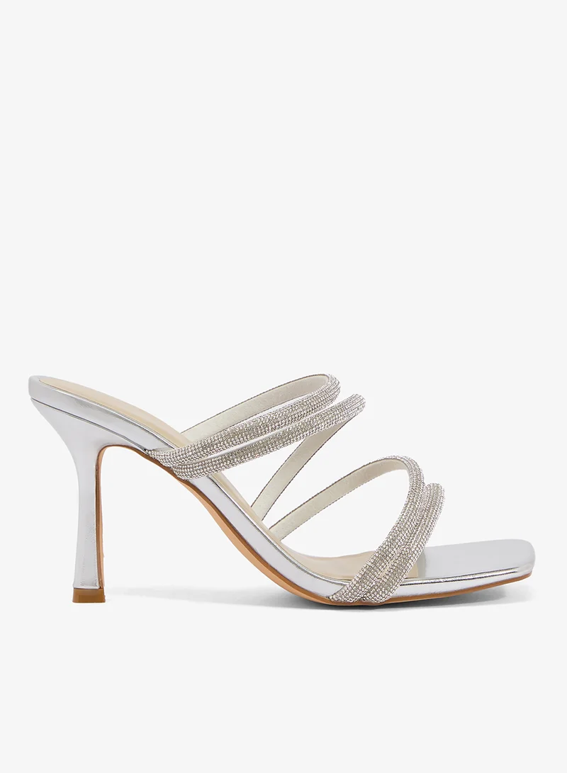 ترافل من نمشي صنادل بكعب عالٍ مزينة بالذهب بتفاصيل حزام