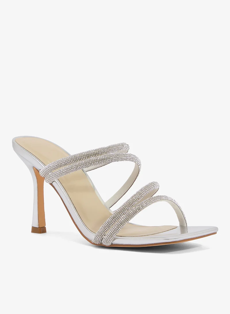 ترافل من نمشي صنادل بكعب عالٍ مزينة بالذهب بتفاصيل حزام