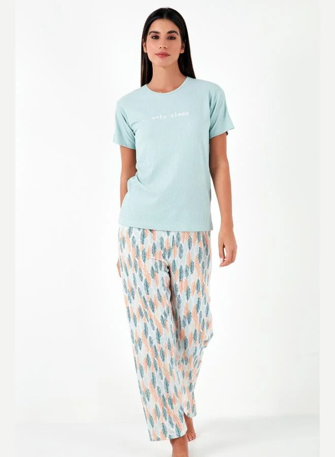 ليلا طقم بيجامة نسائي ليلا بقصة عادية ورقبة دائرية وأكمام قصيرة