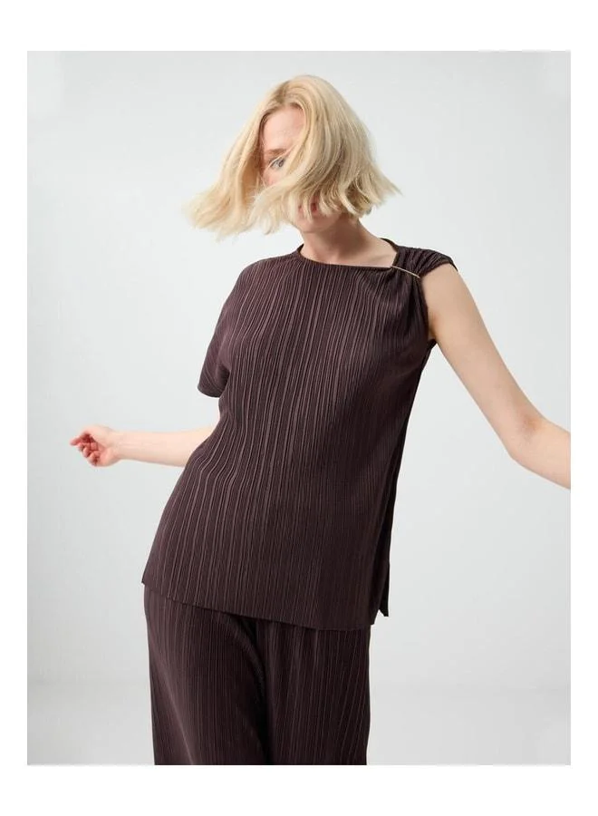 Jimmy Key Brown Low-Shoulder Blouse with Accessories.