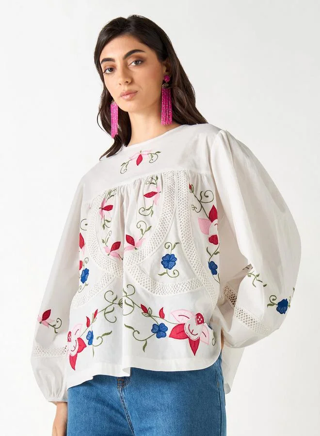 ايكونيك بلوزة مطرزة بياقة مستديرة وأكمام منفوخة من آيكونيك