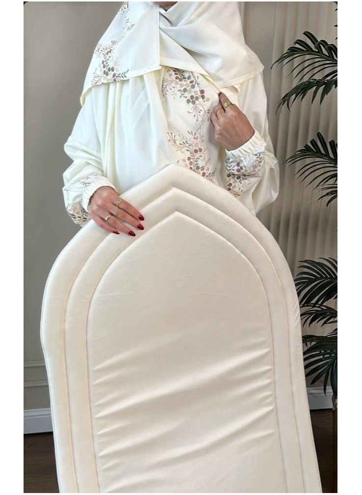 طقم صلاة مخملي مطرز سجادة صلاه مبطنه مع شرشف صلاه قطن مطرز من نوع مرد / كريمي