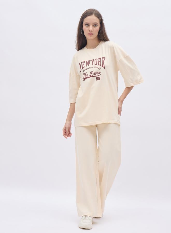 ستايلي طقم تي شيرت واسع بطبعة نيويورك وسروال رياضي واسع من ستايلي كريم - Image 2