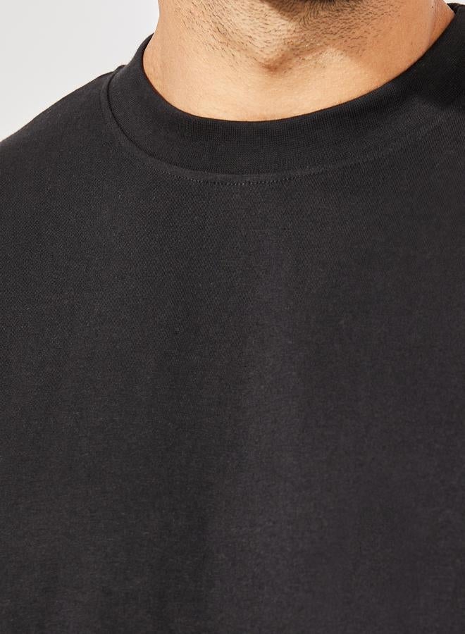 ستايلي تيشيرت قطن نقي بتفاصيل مطرزة من الخلف - Image 4