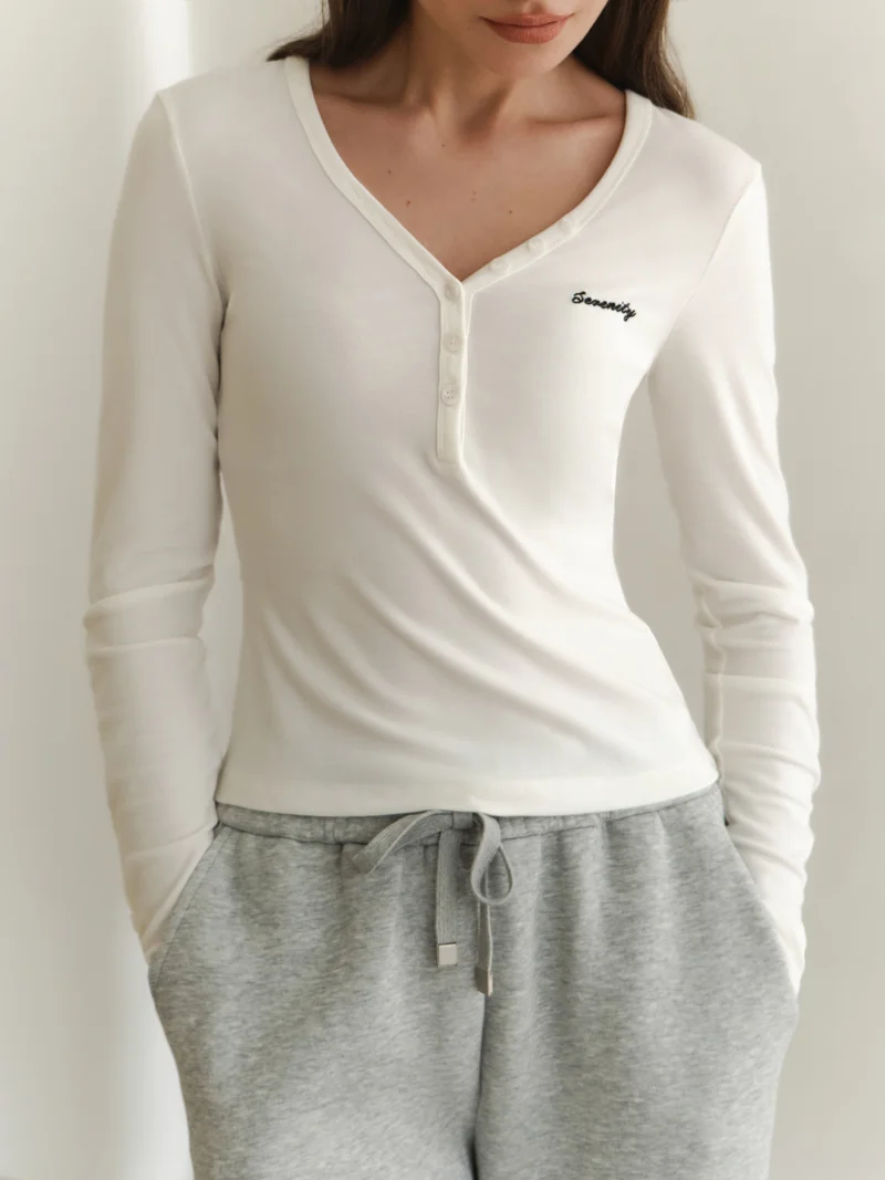 Lichi Knitted longsleeve with buttons and embroidery