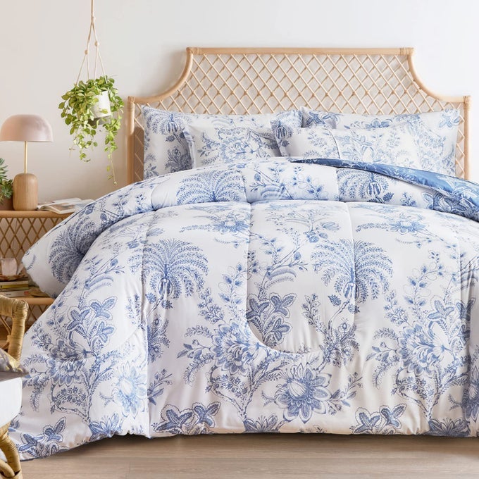 BOTANICAL BED IN A BAG KING SIZE 7 PIECES REVERSIBLE BLUE AND WHITE FLOWER PRINTED COMFORTER BEDDING SET 1 COMFORTER 1 FLAT SHEET 1 FITTED SHEET 2 PILLOW SHAMS AND 2 PILLOWCASES
