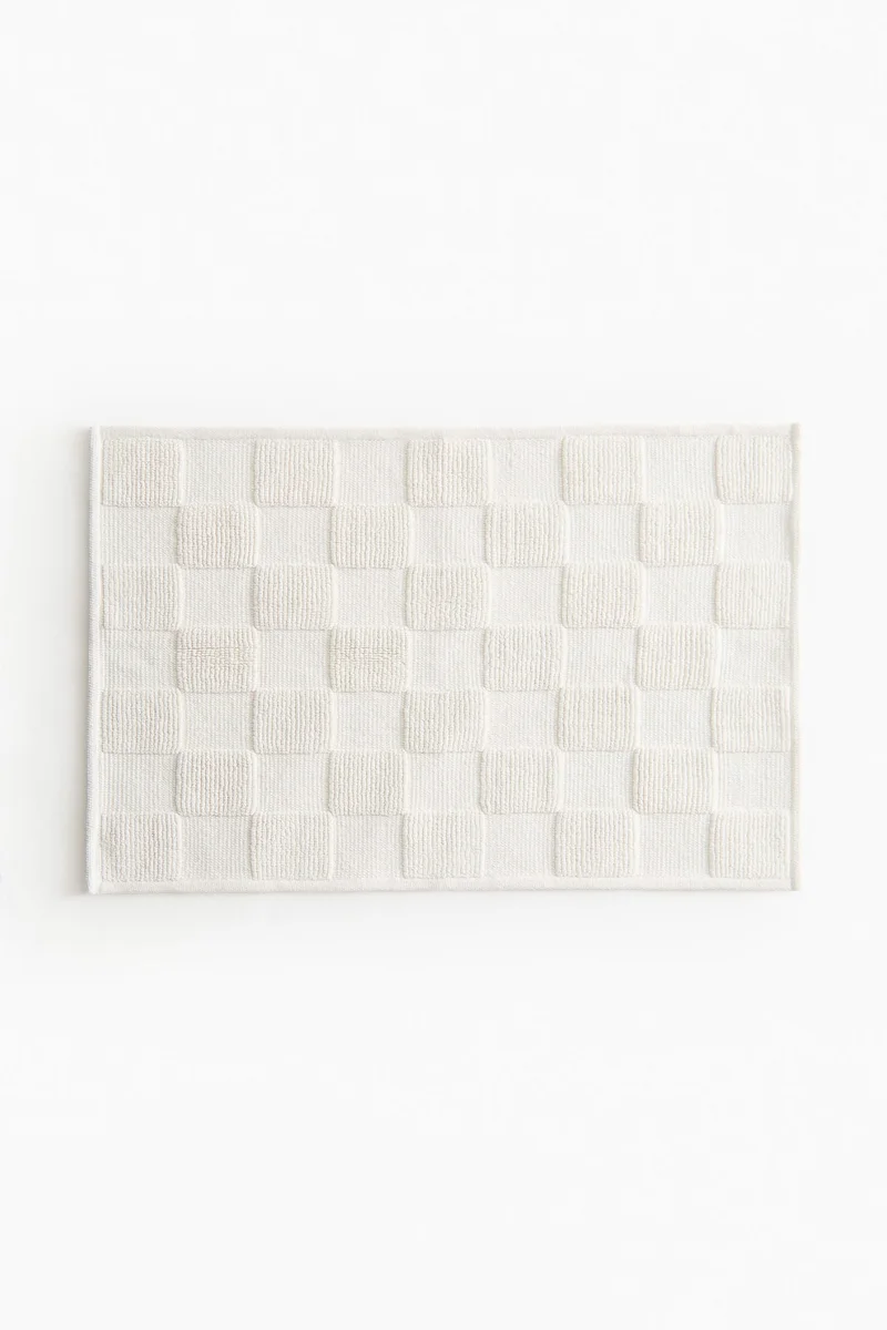 اتش اند ام سجادة للحمام بنمط مربعات