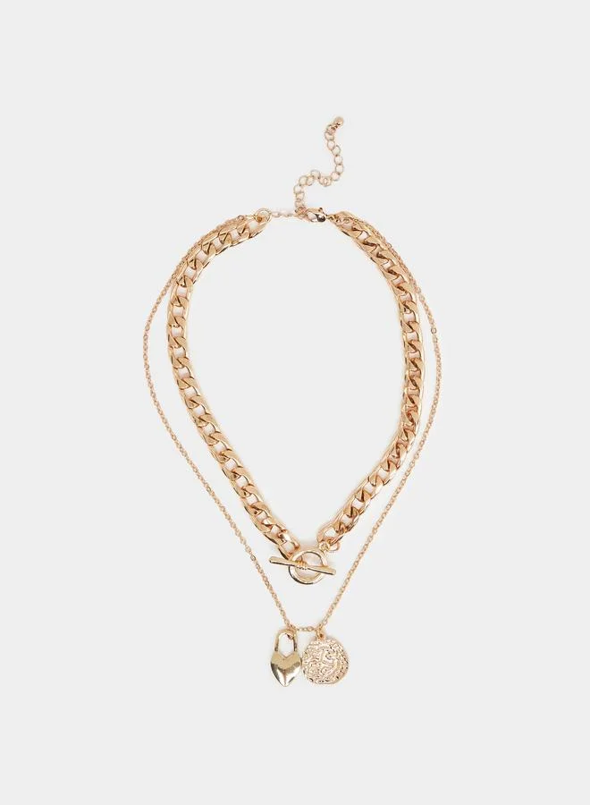 ستايلي عقد طبقات ذهبي مزين بتعليقات