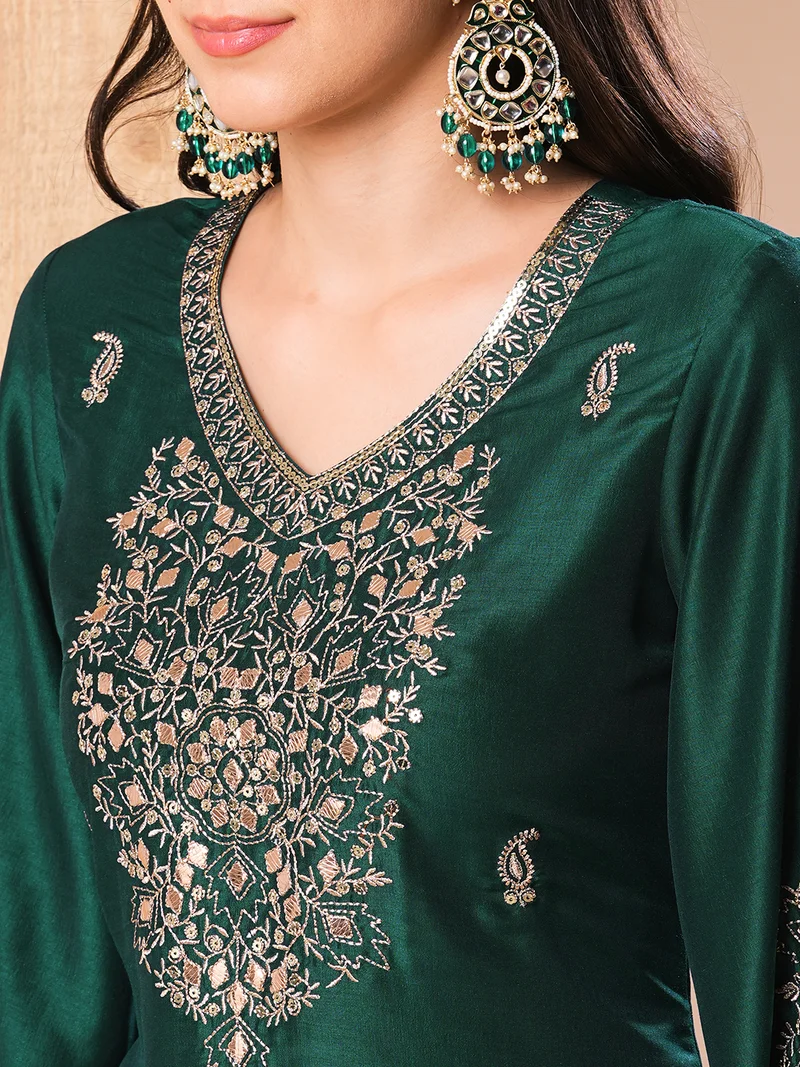 جلو باص Women Teal Green & Gold Toned Paisley Embroidered Regular Gotta Patti Kurta With Trousers