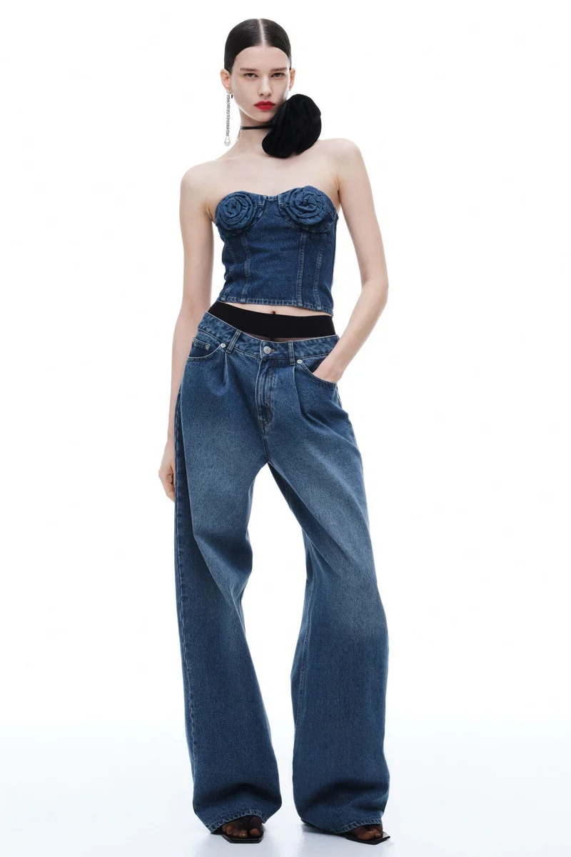 اتش اند ام بلوزة بحمالة صدر من الدنيم مزينة بزخارف ورد