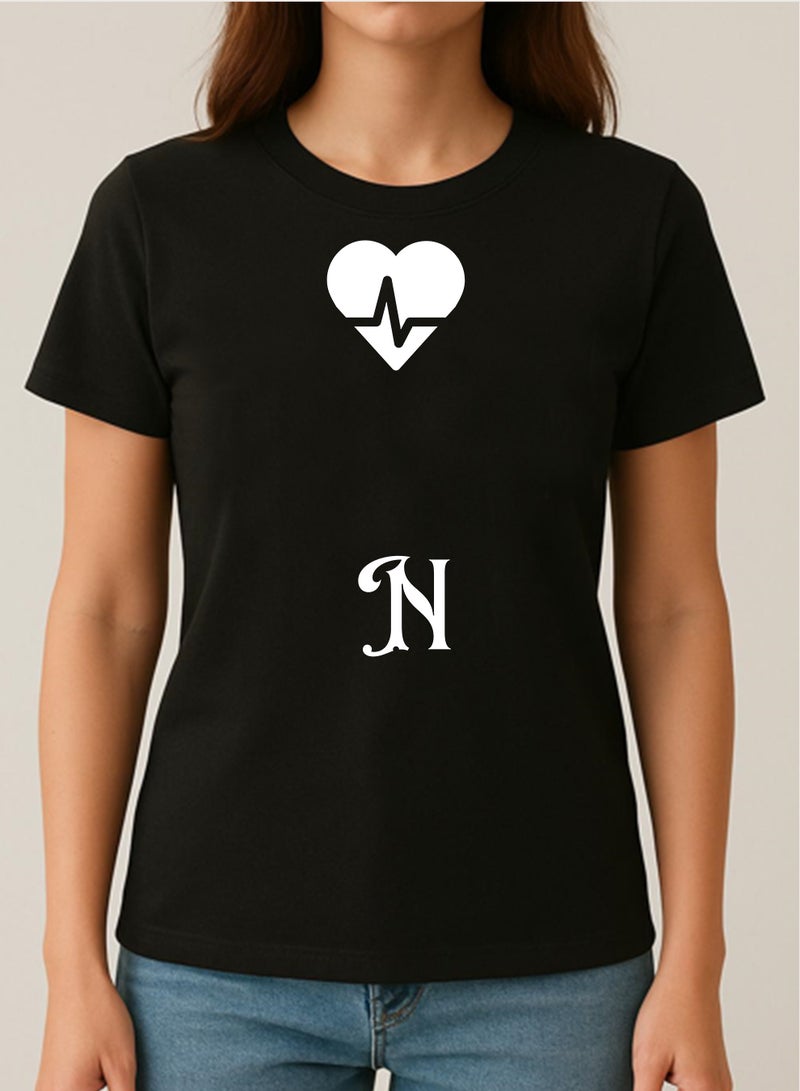 لوحة تيشيرت قطن قابل للتخصيص بحرف من اختيارك مع تصميم قلب - Image 3