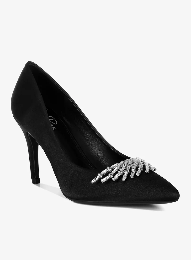 لندن راج ديامانتي بروش التفاصيل مضخات الساتان باللون الأسود