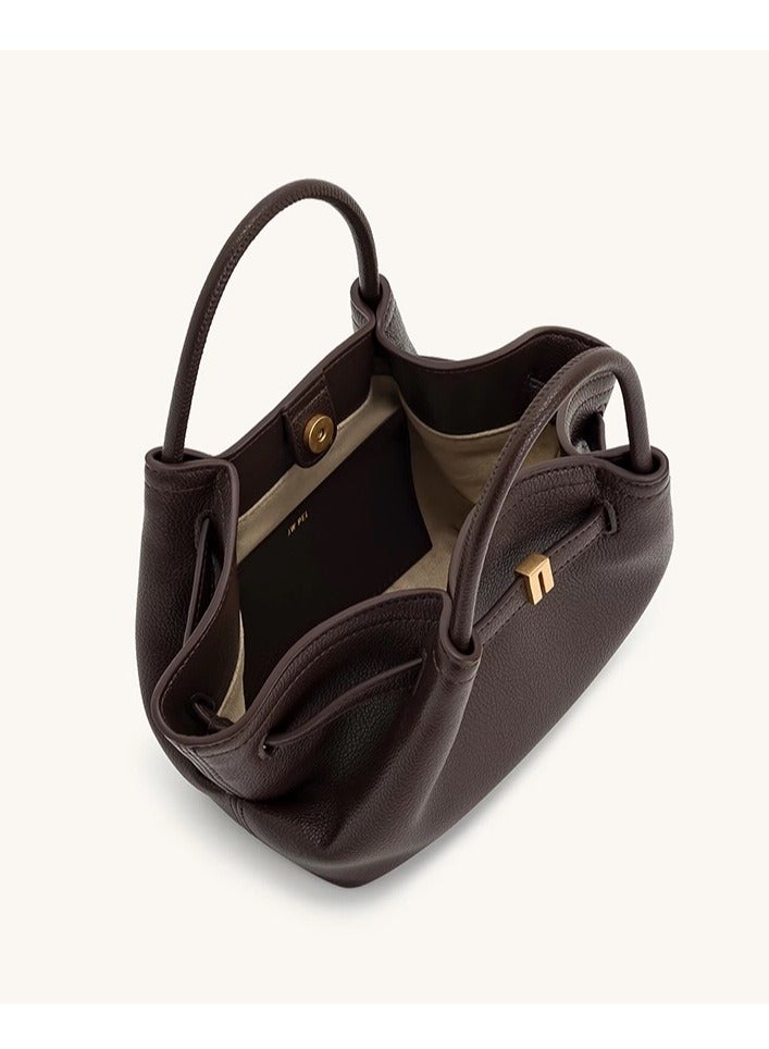 جي دبليو بي JW PEI حقيبة توت نسائية هانا بلون القهوة الداكنة من جلد النفط الشمعي - Image 5