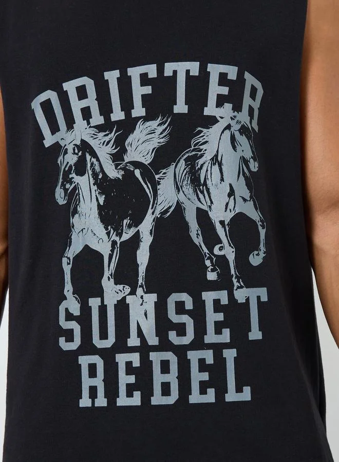 ستايلي تيشيرت بلا أكمام بطبعة جرافيك للرجال