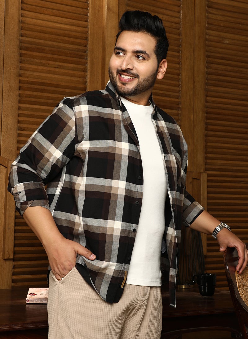 انستافاب بلس قميص رجالي مقاس بلس بنقشة مربعات بكسل باللونين الأسود والبيج - Image 3